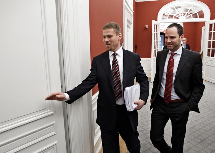 Fåmælt. Tom Benhke (til venstre) vil ikke selv forklare, hvorfor han har givet Anders Rosbo en solid lønforhøjelse uden om Justitsministeriet. 