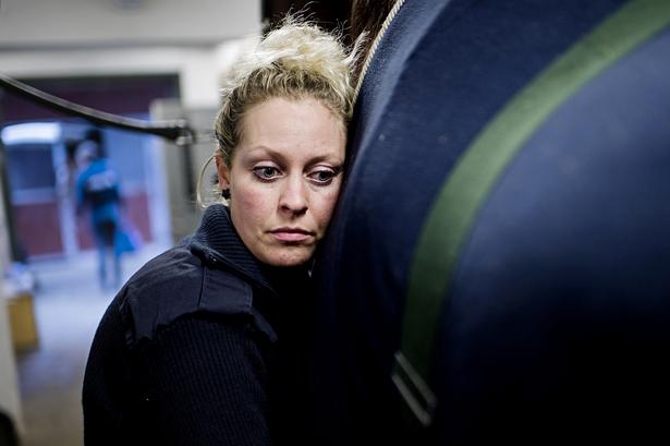 Hestepasser Mille Johansen tager sig tid til et sidste farvel til en af de ti politiheste der blev solgt onsdag. 