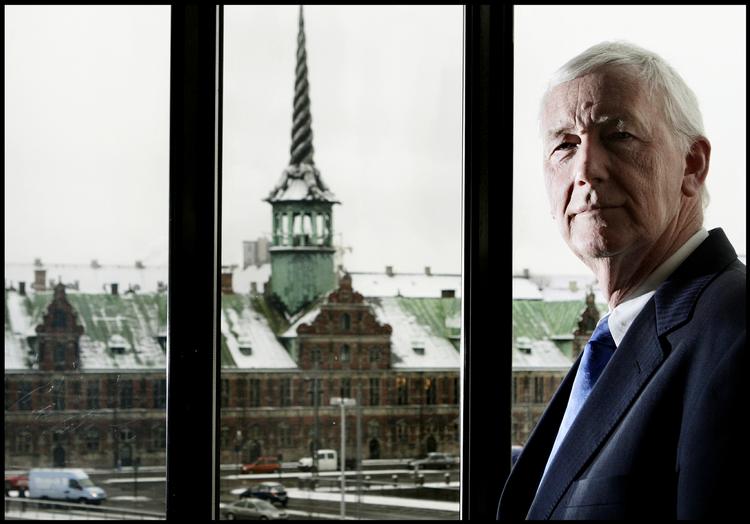 Salut. Nils Bernstein mener ikke, at det ville have hjulpet på politikernes lydhørhed, om han så havde stillet sig op på Christiansborgs Slotsplads. 