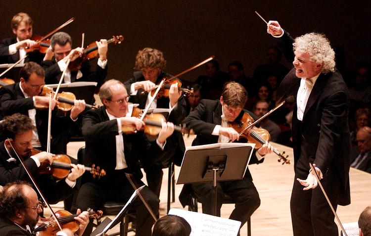 Frygtede. Berliner Filharmonikerne er det mest frygtede dyr i musik- verdenen, og som noget helt unikt  vælger de både deres egen chef og nye musikere. 