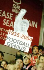 Vidtfavnende. Brian Clough var meget andet end en fodboldtræner. Som aktiv var han en sand målmaskine, der måtte indstille karrieren alt for tidligt. Han var erklæret socialist og alkoholiker i mere end 30 år. 