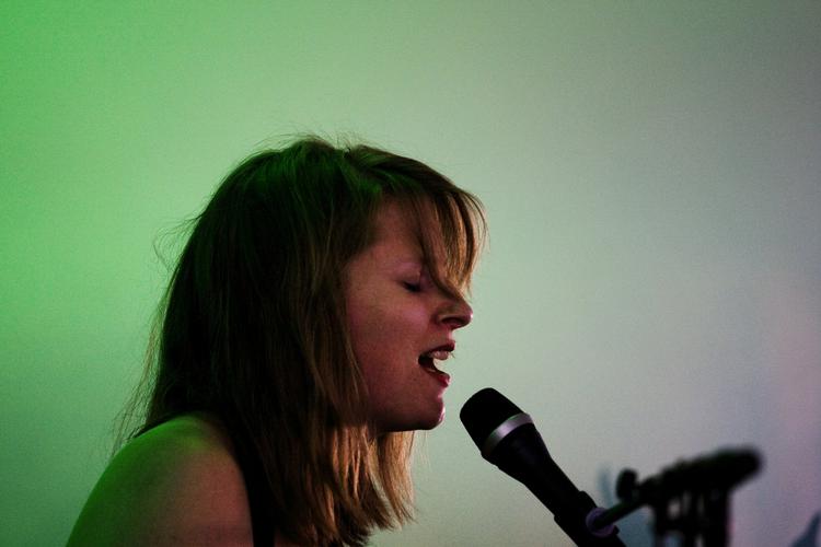 Sanger(inde). I 2010 trak norske Susanne Sundfør sig fra en nomination som årets bedste kvindelige sanger ved Spellemann musikprisen. 
