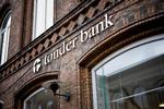 banker. Et fælles europæisk banktilsyn ville ikke have hjulpet i forhold til krakket i Tønder Bank, mener SF-ministeren. Til gengæld går hun ind for andre tiltag for at styrke bankerne. 