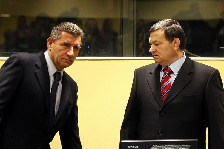 Frikendt. Ante Gotovina og Mladen Markac havde den afventende mine på, da de ankom til retten. 