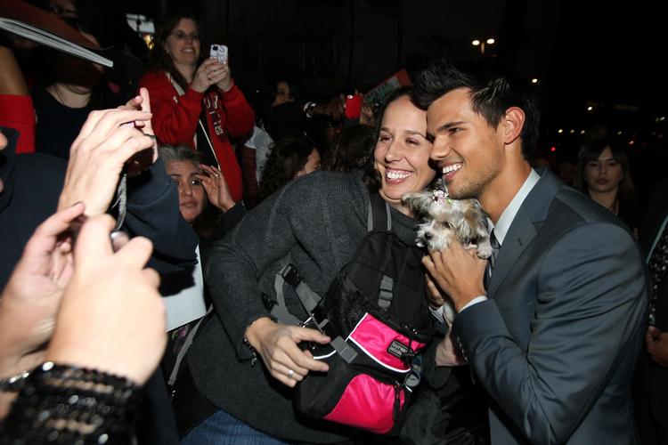 Aktivisme. Varulven Jacob, der spilles af Taylor Lautner, ses her til Twilight-premieren i Los Angeles med en meget lille 'ulv'. De rigtige ulve, der også var til stede, har vakt vrede hos dyrerettighedsforkæmpere. 