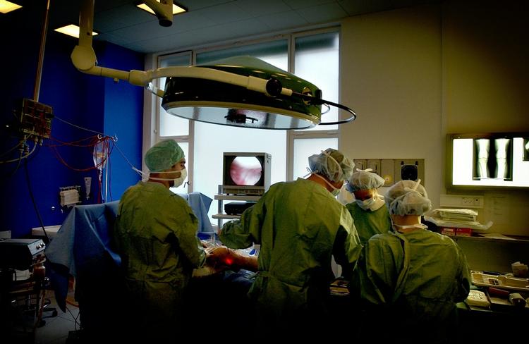 Specialister. Kirurgerne i Gentofte er specialister i nye knæ og hofter. Alligevel er der tomme senge, mens regionen sender folk på privathospitaler. 