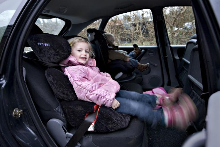 FASTSPÆNDT. Vælg en stol, der får gode karakterer i tests. Stolene på dette billede er ikke blandt dem, som FDM fraråder forældre at købe. 