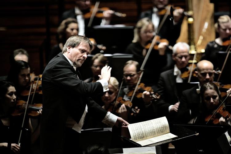 nørgårdsk. Den finske dirigent John Storgårds og DR SymfoniOrkestret leverede en overbevisende indsats med Per Nørgårds 8. symfoni i aftes i Koncerthuset. 