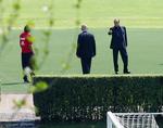 Visit. Berlusconi (t.h.) havde også i 2007 tid til at besøge fodboldholdet. 
