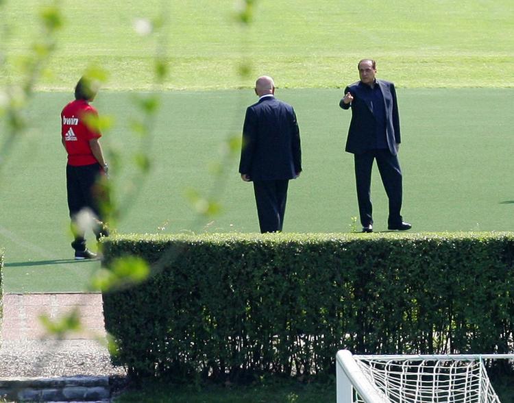 Visit. Berlusconi (t.h.) havde også i 2007 tid til at besøge fodboldholdet. 
