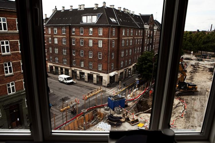 Arbejdsløshed. Metrobyggeriet i København bliver styret af et italiensk entreprenørfirma, der ikke benytter sig af dansk arbejdskraft. 