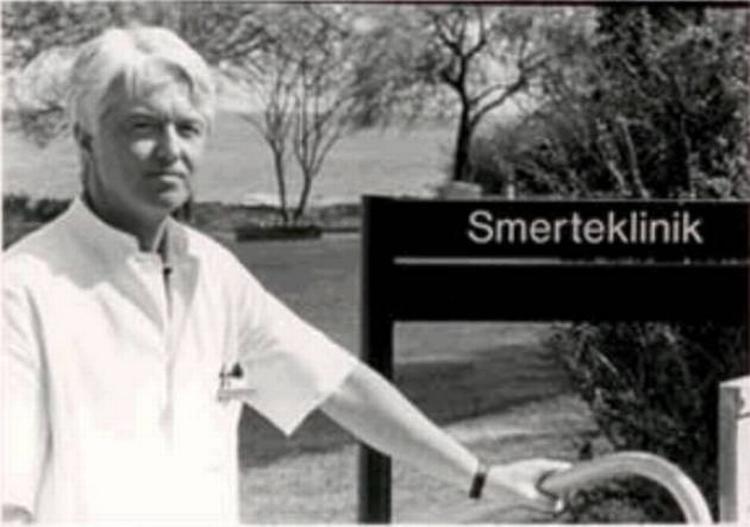 doctor. Bo Nielsen foran et skilt med ordet Smerteklinik. Han driver en udenlandsk hjemmeside, der sælger piller, der kan give leverskader. 