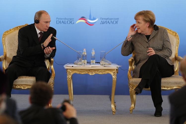 Stop. Hun ved ikke nok til at kritisere os, mente Putin ved dagens lille diskussionsforum i Kreml. 