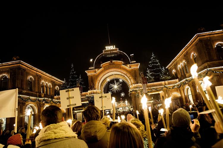 Demonstration. Omkring 600 deltagere, vurderede politet, deltog i fakkeltoget mod Tivolis samarbejde med pelsgiganten Kopenhagen Fur. 