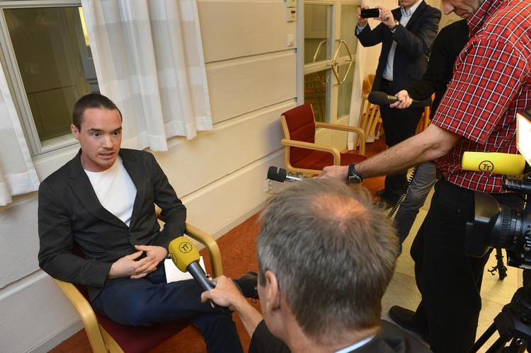 Tænkepause. Kent Ekeroth tager en pause fra sin post som retspolitisk ordfører sammen med to andre fremtrædende medlemmer af partiet Sverigedemokraterna efter offentliggørelsen af optagelser fra en voldsom druktur. 