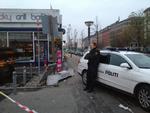spærret. Politiet har afspærret flere adgangsveje til diskoteket Bakken på Flæsketorvet. Her står en betjent på Sønder Boulevard. 
