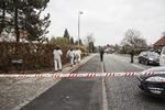 gerningssted. Politiet på gerningsstedet i går. I dag fortsætter betjentene de tekniske undersøgelser på stedet, hvor en 41-årig kvinde fra Virum blev fundet knivdræbt natten til fredag. 