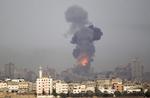 KRIG. Røg stiger op efter et angreb i Gaza-striben tidligt i morges. 