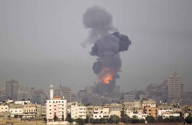 KRIG. Røg stiger op efter et angreb i Gaza-striben tidligt i morges. 