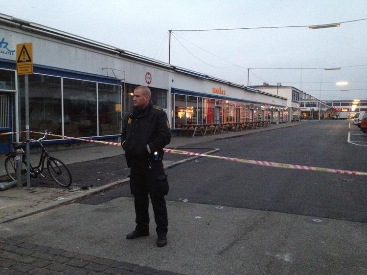 afspærret. Politiet afspærrede tidligt i morges området omkring diskotek 'Bakken' på Flæsketorvet på Vesterbro. 