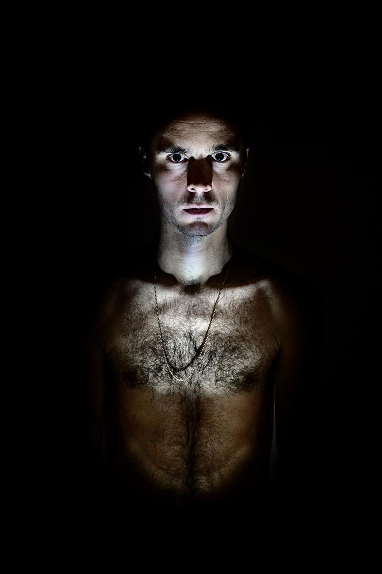 Ulveklæder. Det er blandt andet en tæt kropsbehåring, der er grund til, at Andreas Asingh kalder sit musikalske enmandsprojekt Slowolf. 