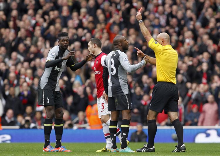 Slut. Fra kampens 18. minut måtte Tottenham klare sig uden målscorer Adebayor (t.v.). 