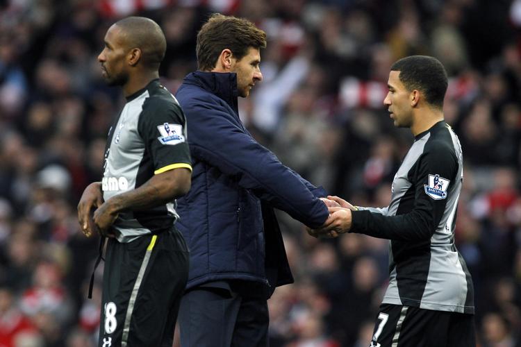 Nederlag. Andre Villas-Boas (i midten) og Tottenham er et midterhold. 