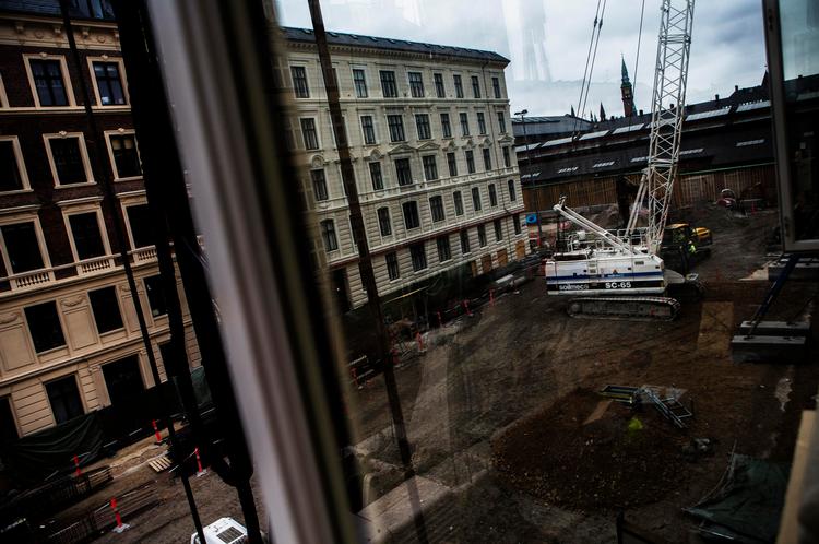 Støjzonen.  Den mest larmende fase af byggeriet i Stampesgade er nu mere end fordoblet til over ni måneder i alt. Men naboerne skal ikke have erstatning, siger Metroselskabet. 
