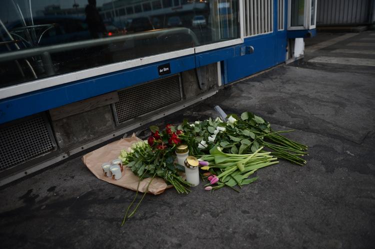 BLOMSTER. Flere af den 21-åriges kammerater har i dag været forbi gerningstedet og lægge blomster. 
