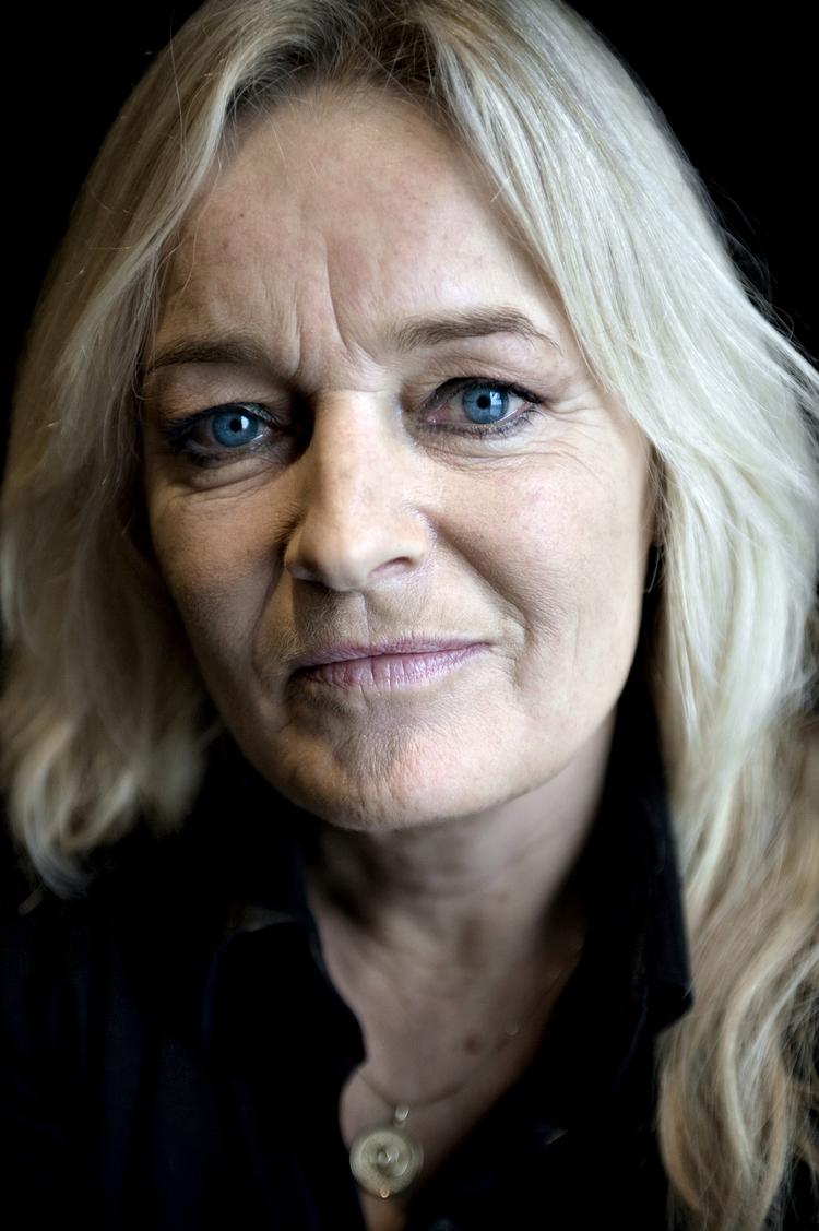 mundfuld. Over 600 sider skriver Anne Linnet om sit musikalske, seksuelle og  familiemæssige liv i 1970'erne og 1980'erne. 