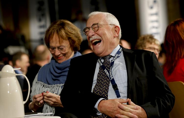 Haha. Venstres 'funny guy' Claus Hjort Frederiksen skaber latter hos Venstres 1.300 landsmødedeltager - heriblandt Uffe Ellemann-Jensen. 