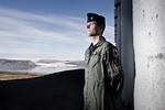 overmagten. En amerikansk soldat på Thule Air Base i Grønland. 