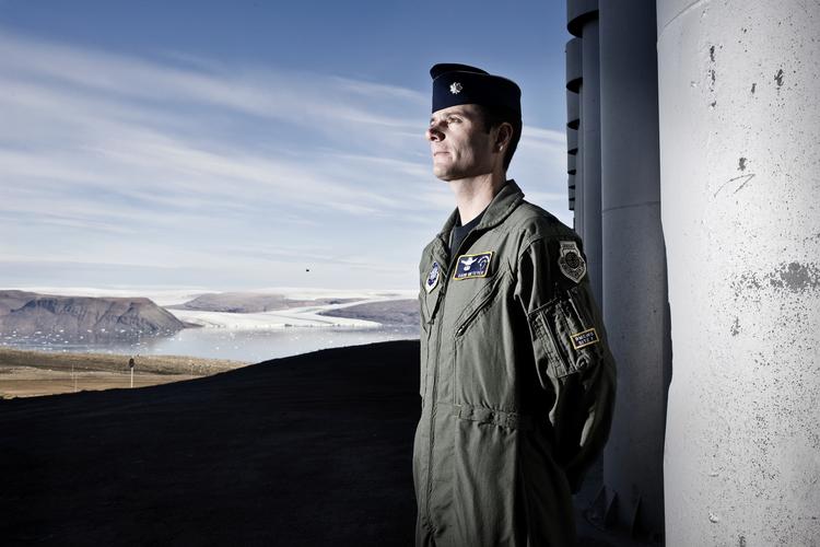 overmagten. En amerikansk soldat på Thule Air Base i Grønland. 