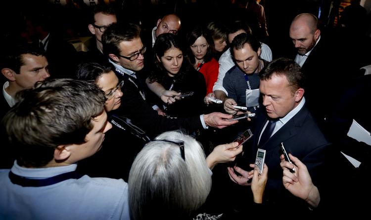 sceneskift. Han fik ikke scenen for sig selv på Venstres landsmøde i går, Lars Løkke Rasmussen. Efter hans tale, hvor han varslede nulvækst i den offentlige sektor, overtog Jens Rohde al opmærksomheden med nye udmeldinger om blandt andet en fælles EU-hær. 