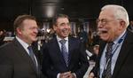 Prisvinder. En nuværende og to tidligere Venstre-formænd er samlet på partiets landsmøde i Herning. Uffe Ellemann-Jensen vinder partiets frihedspris. 