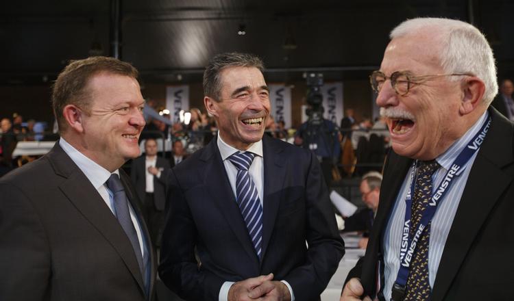 Prisvinder. En nuværende og to tidligere Venstre-formænd er samlet på partiets landsmøde i Herning. Uffe Ellemann-Jensen vinder partiets frihedspris. 