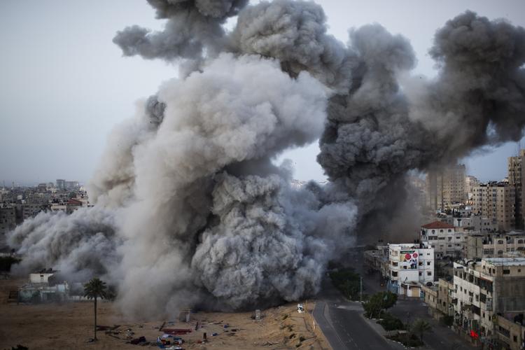 krig. Gaza er igen i dag blevet ramt af israelske angreb, ligesom palæstinensere har affyret raketter mod den israelske by Tel Aviv. 
