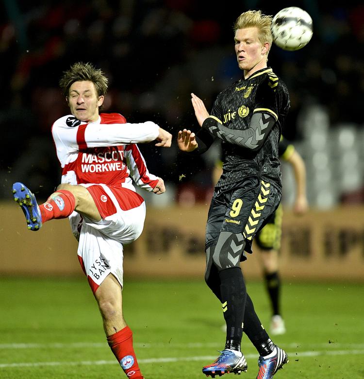uskønt. Det var rodet, da Brøndby fik hevet sejren ind i overtiden mod Silkeborg. Og det bliver næppe mere sprudlende, når Esbjerg gæster Brøndby Stadion i endnu et bundbrag. 