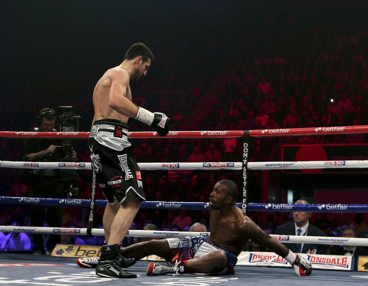 godnat. Briten  Carl Froch (tv) har slået sin amerikanske modstander i gulvet i lørdag aftens titelkamp i Nottingham. 