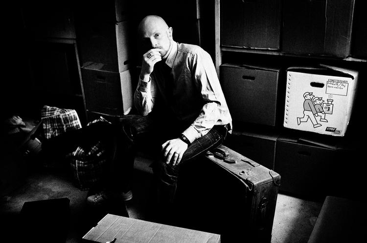 Radiotavshed. Mads Brügger har underskrevet en fratrædelseskontrakt, hvor der står, at han ikke må udtale sig om fyringen og årsagerne de næste ni måneder. 