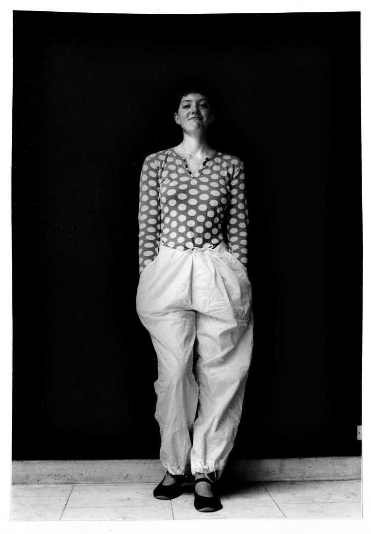 Klovn. Forfatteren ville oprindeligt have været klovn. Og som 18-årig blev Iselin C. Hermann optaget  på École Nationale du Cirque i Paris. 