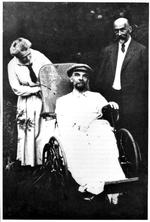 sidste foto.  Vladimir Lenin flankeret af søsteren Anna  og den tyske  neurolog,  dr. Otfried Förster. Dette sidste foto  af Lenin er taget, kort før han døde  i  1924. 
