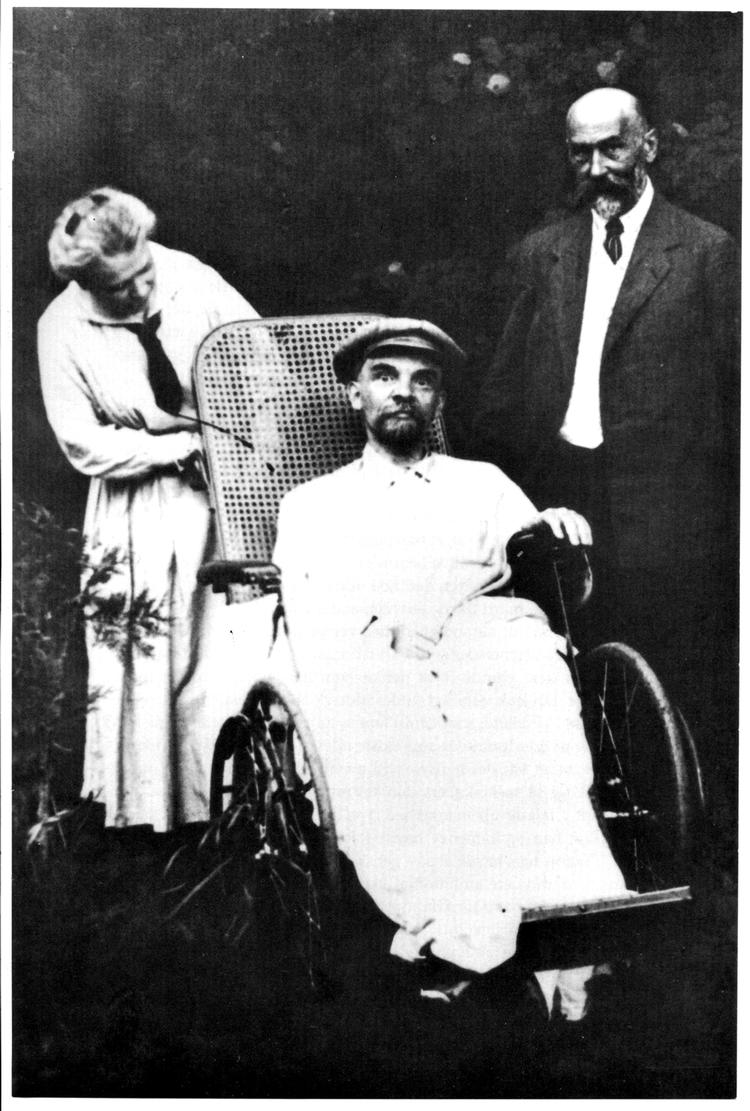 sidste foto.  Vladimir Lenin flankeret af søsteren Anna  og den tyske  neurolog,  dr. Otfried Förster. Dette sidste foto  af Lenin er taget, kort før han døde  i  1924. 
