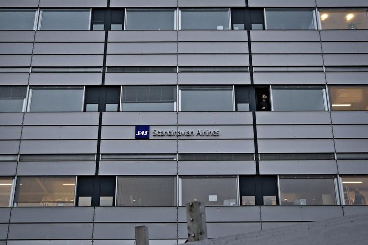 Forhandlinger. SAS' bestyrelse holder helt tæt med oplysninger om forhandlinger. Her er det et billede af SAS-huset i Kastrup Lufthavn, hvor bestyrelsesformand Fritz Schur i dag opholdt sig. 