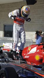 Sejrsdans. Lewis Hamilton fejrer sin førsteplads med et jubelspring. 