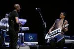 Spil. Lionel Loueke har besøgt Danmark før. Her ses han i samspil med Herbie Hancock i Operaen. 