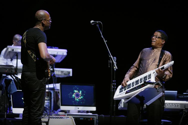 Spil. Lionel Loueke har besøgt Danmark før. Her ses han i samspil med Herbie Hancock i Operaen. 