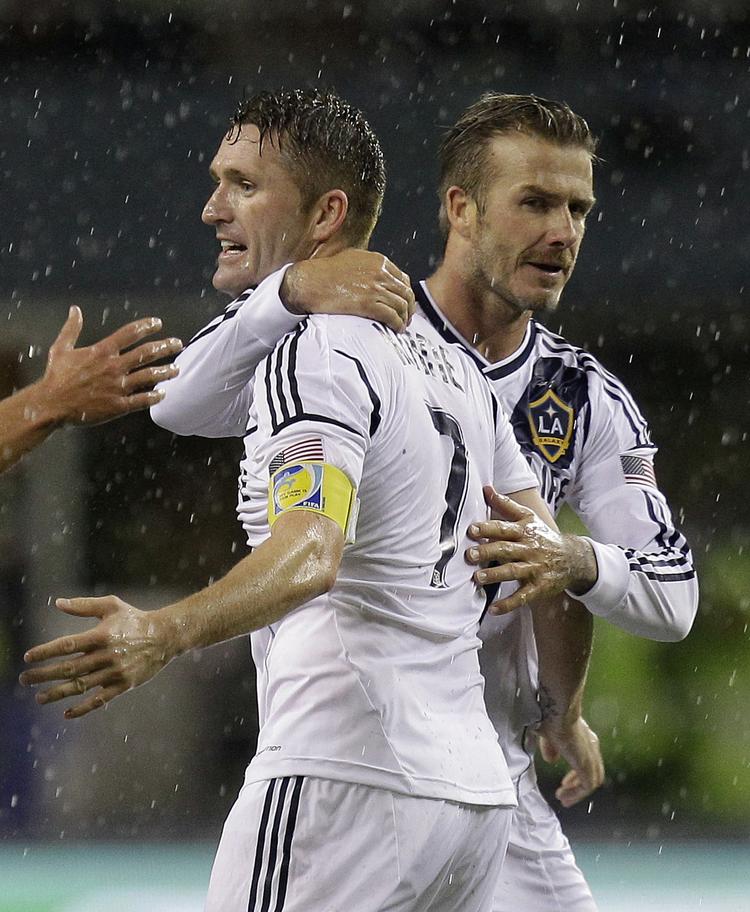 finale. Los Angeles Galaxys David Beckham (th) jubler med en anden tidligere Premier League-stjerne, Robbie Keane, efter klubben har sikret sig deltagelse i årets mesterskabsfinale i USA. 