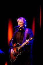 Minimalisme. Der var ikke mange strenge at spille på for den aldrende  kunstner, der gik på scenen alene med  sin guitar og en mundharmonika. 