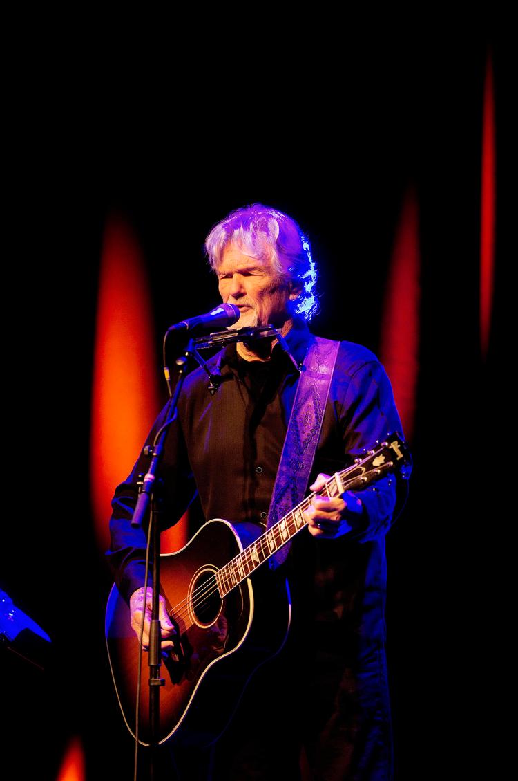 Minimalisme. Der var ikke mange strenge at spille på for den aldrende  kunstner, der gik på scenen alene med  sin guitar og en mundharmonika. 